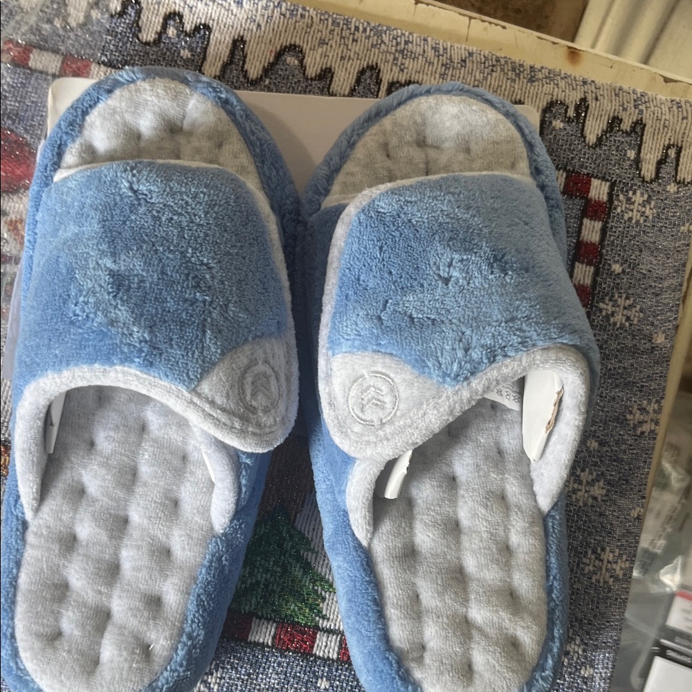 NWT Isotoner Blue and Gray Fuzzy Slippers